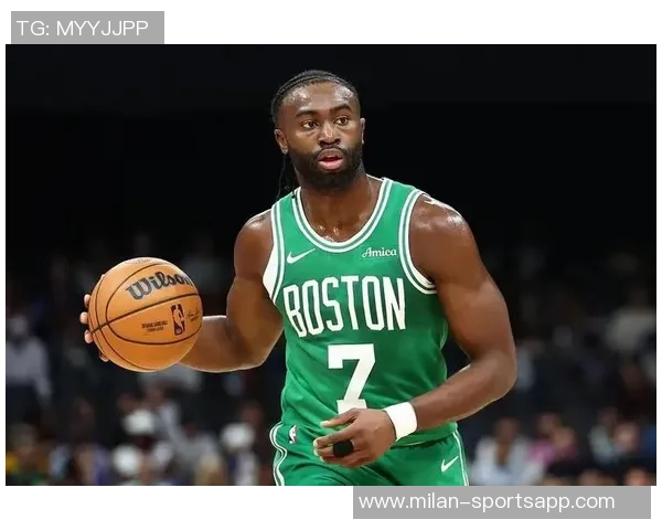 杰伦布朗半场火力全开15投10中狂砍24分3篮板3助攻展现超强实力